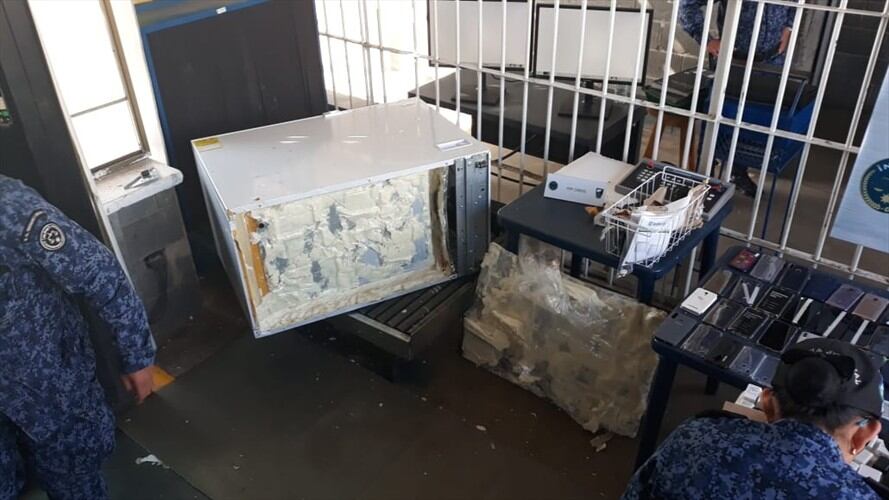 También encontraron 68 cargadores, 52 manos libres, 54 cables USB y cinco baterías para celular.. Foto: Suministrada