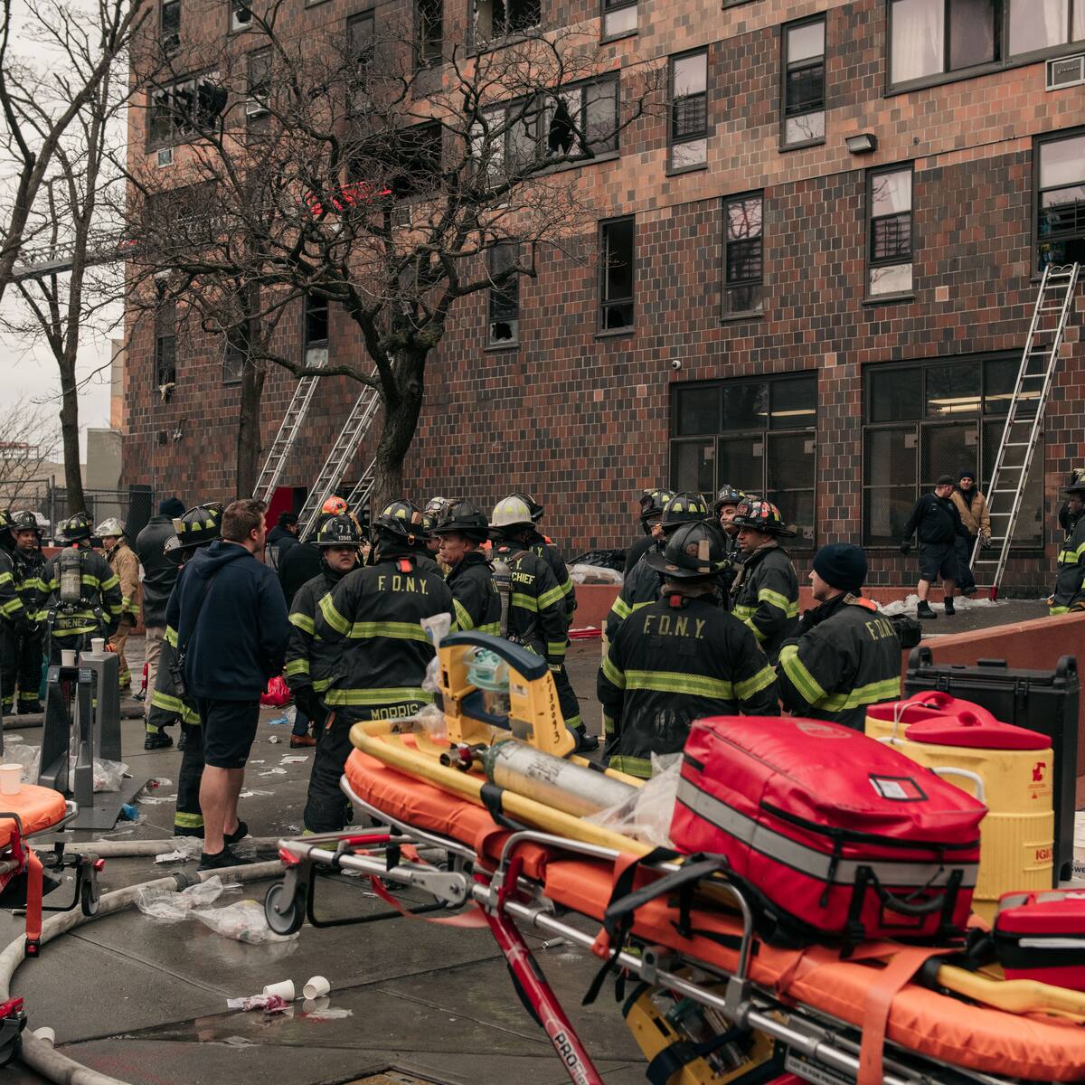 “No tengo a donde ir ni tengo ropa”: afectada por el grave incendio en un edificio en Nueva York