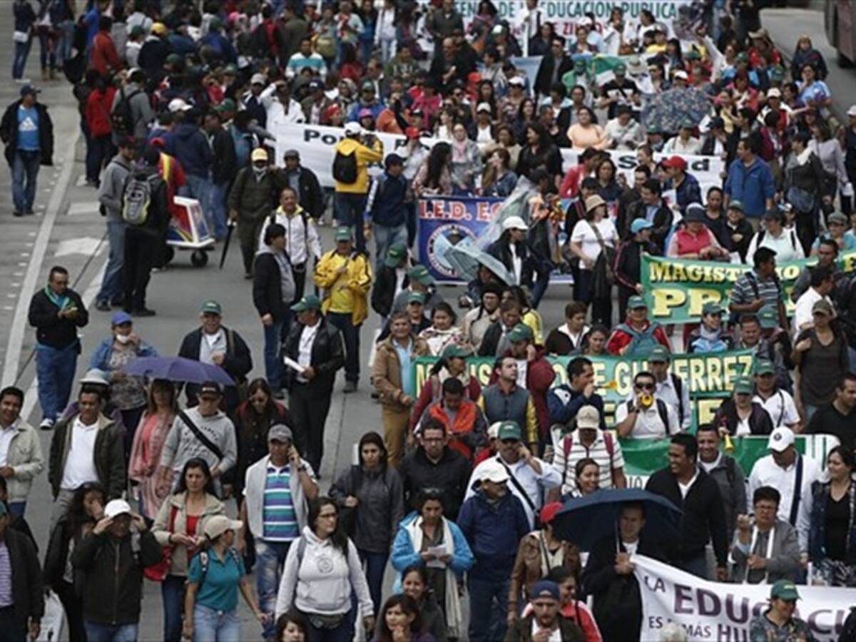 Vándalos arremeten contra medio de comunicación durante protesta de estudiantes
