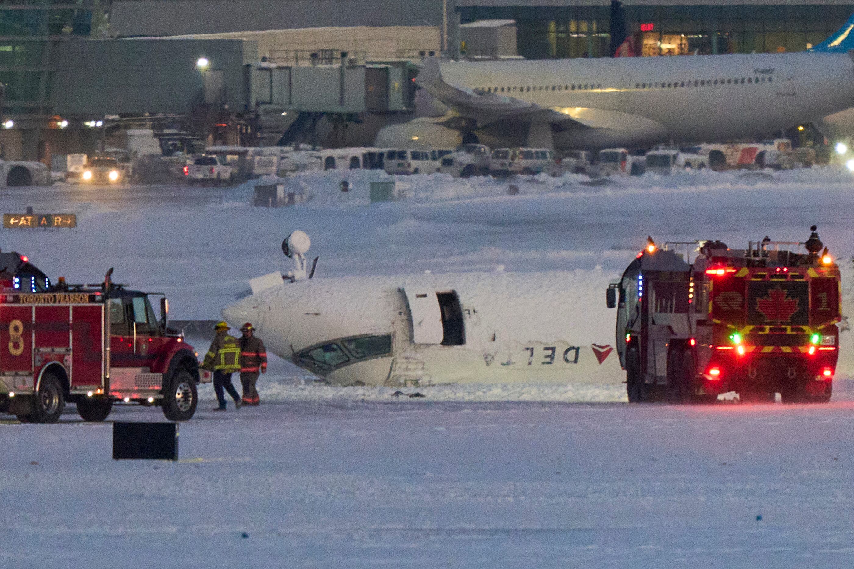 Avión Delta accidentado en Toronto. FOTO: GEOFF ROBINS/AFP via Getty Images