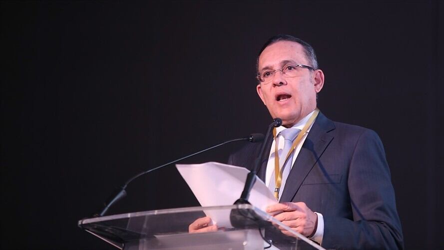 El senador Efraín Cepeda aseguró que, para enfrentar la crisis económica derivada de la pandemia, se debería volver permanente la sobretasa en la renta al sector financiero. Foto: Colprensa