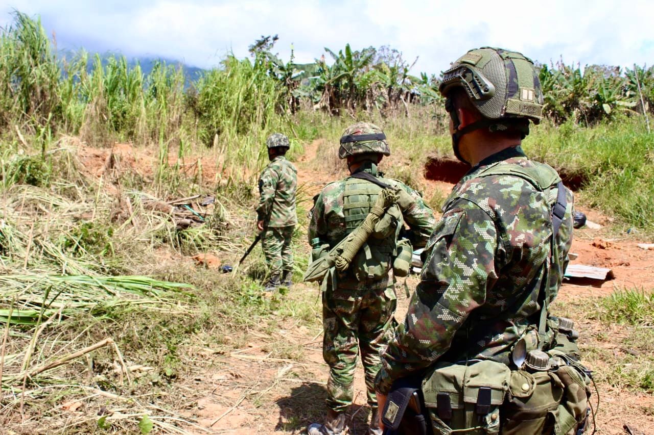 Sumado a esta situación, las Fuerzas Militares, a través del grupo Marte, han ubicado y destruido en estos territorios más de 250 artefactos explosivos. Crédito: Ejército de Colombia.