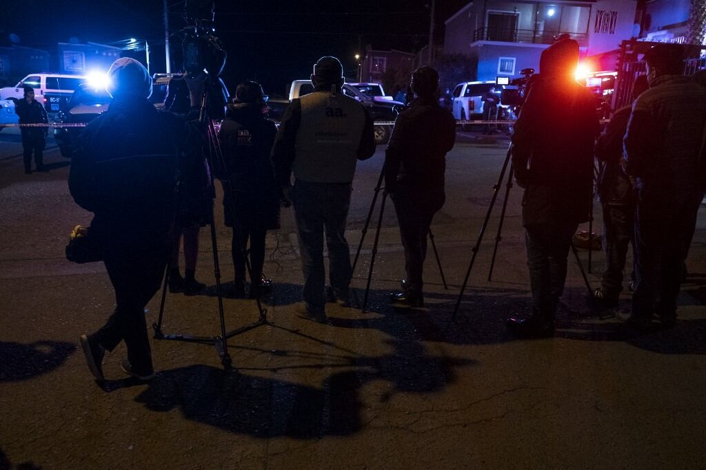 Journalists cover the crime scene where journalist Lourdes Maldonado was murdered in Santa Fe, Tijuana's outskirts, Baja California, Mexico, on January 23, 2022. - A journalist was killed in Tijuana January 23, 2022, the local prosecutor said, the second media worker murdered in less than a week in the Mexican city on the US border. (Photo by Guillermo Arias / AFP)