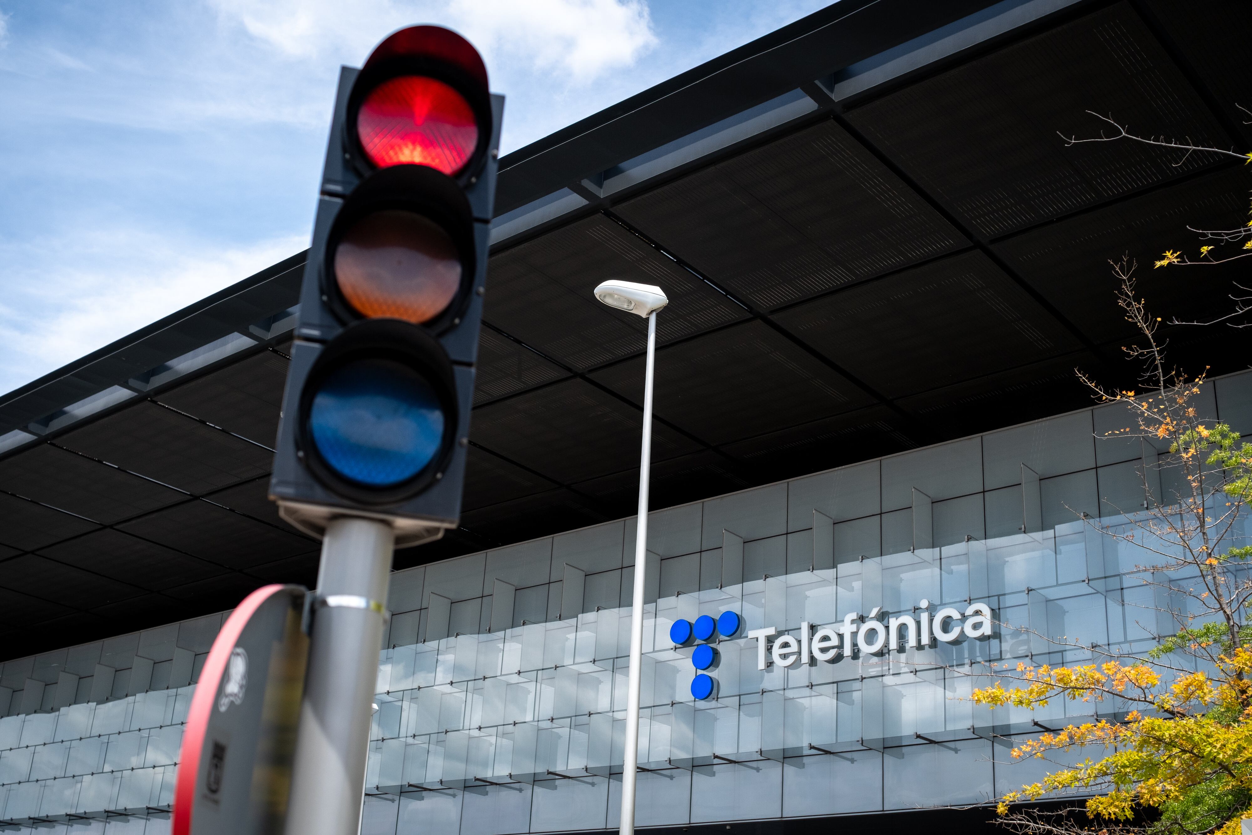 Logo de Telefonica en un edificio, en Madrid, España. FOTO: Diego Radames/Anadolu vía Getty Images