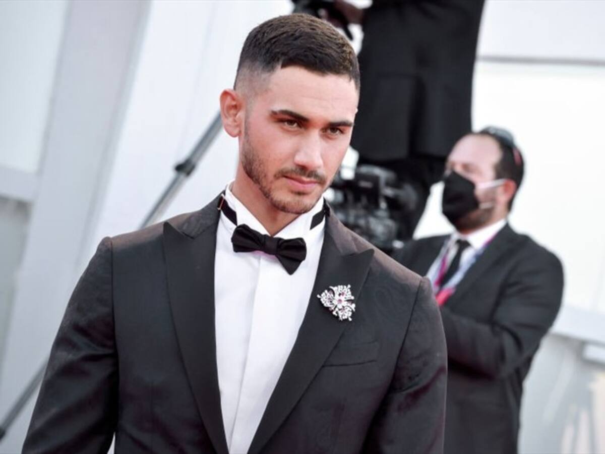 ¡Sin etiquetas! El actor Alejandro Speitzer posó en vestido rosa para importante revista