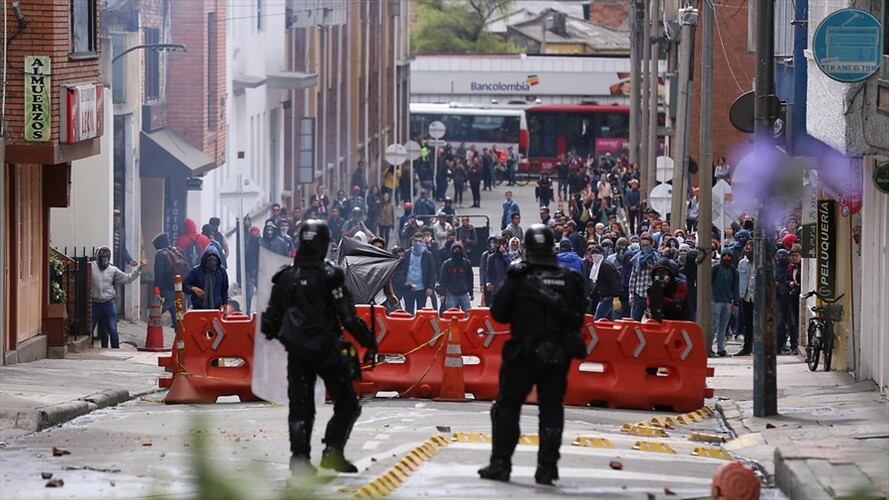 Nuevos enfrentamientos entre estudiantes y Esmad en Bogotá. Foto: Colprensa