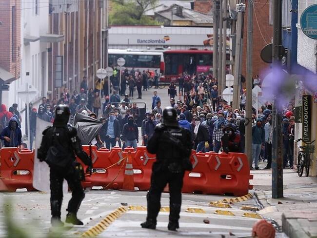Nuevos enfrentamientos entre estudiantes y Esmad en Bogotá. Foto: Colprensa