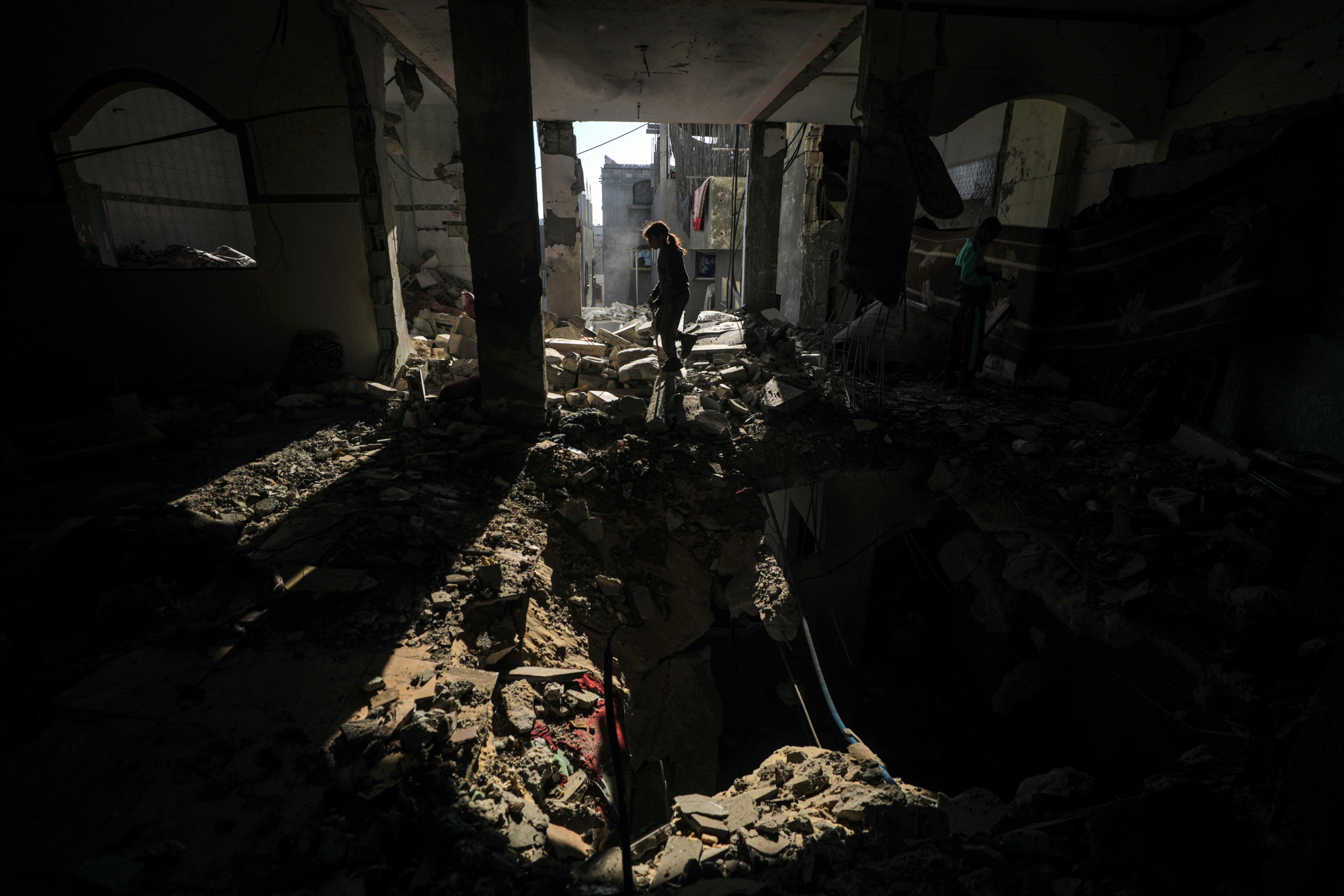 Ciudad de Deir Al Balah (---), 09/01/2025.- Una niña palestina inspecciona la casa destruida de su familia tras un ataque aéreo israelí contra el campo de refugiados de Deir Al Balah, en el centro de la Franja de Gaza.