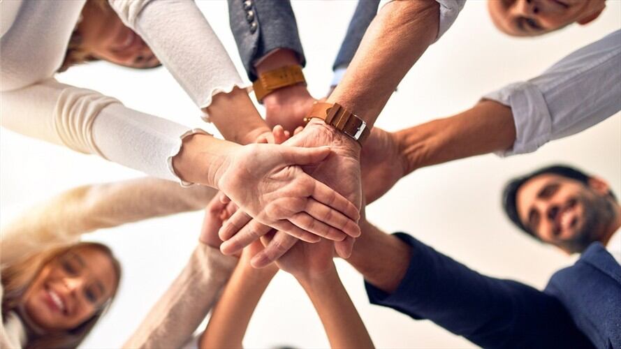 Imagen de referencia de trabajo en grupo. Foto: Getty Images / AaronAmat