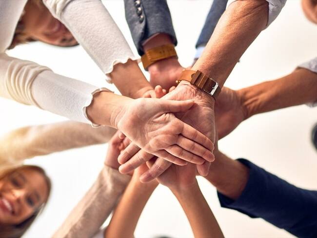 Imagen de referencia de trabajo en grupo. Foto: Getty Images / AaronAmat