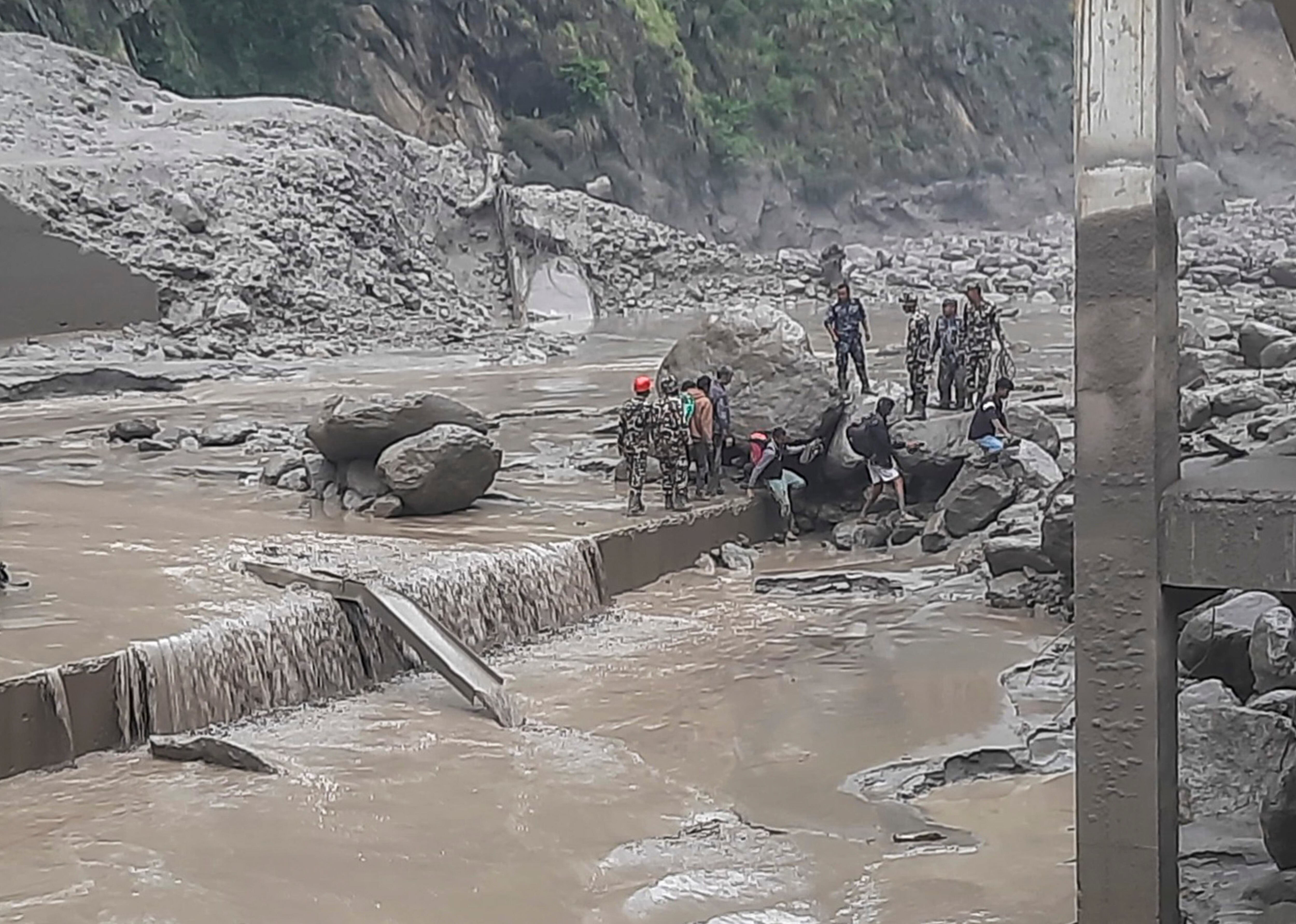 Rasuwagadhi (Nepal), 08/07/2025.- A handout photo made available by the Nepali Army shows Nepalese soldiers during a rescue operation in the flood-affected area of Rasuwagadhi, Nepal, 08 July 2025. According to the Rasuwa District Police Office, the floodwaters swept away the Miteri Bridge, the main connecting bridge between Nepal and China, halting the movement of people and vehicles across the border and leaving at least 18 people missing. (Inundaciones) EFE/EPA/NEPAL ARMY/HANDOUT -- BEST QUALITY AVAILABLE -- HANDOUT EDITORIAL USE ONLY/NO SALES