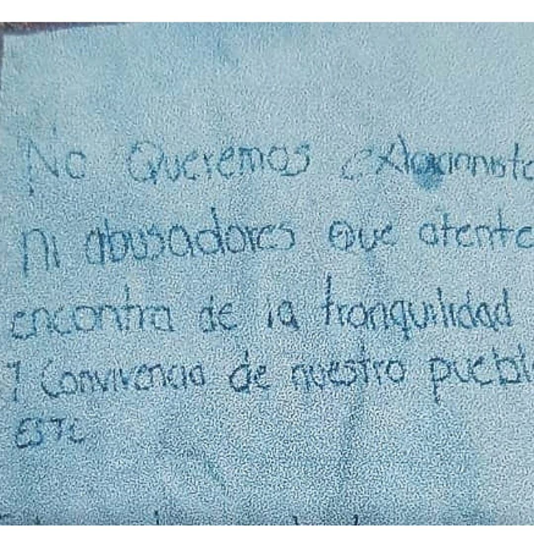 Al lado del cadáver dejaron un cartel señalando a la víctima de realizar actividades relacionadas con la extorsión. Crédito: Red de apoyo Cauca.