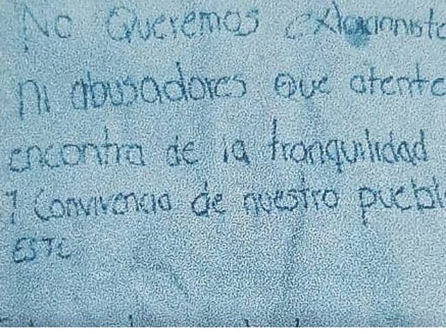 Al lado del cadáver dejaron un cartel señalando a la víctima de realizar actividades relacionadas con la extorsión. Crédito: Red de apoyo Cauca.
