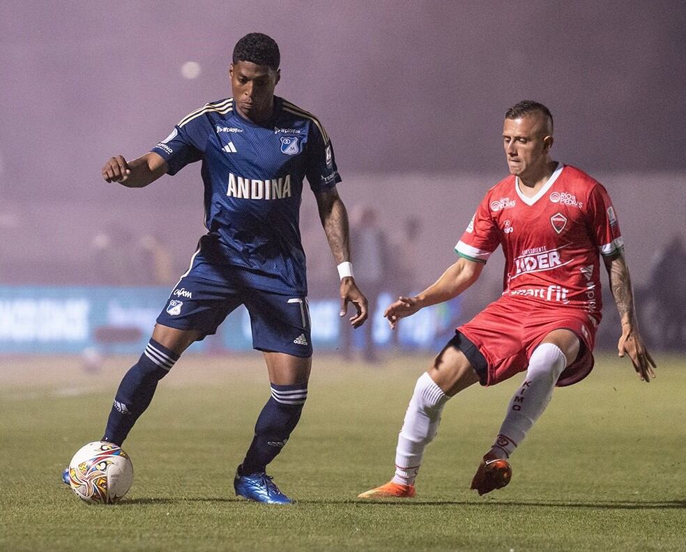 Emerson Rodríguez (Millonarios) y Matheo Castaño (Patriotas). Foto: Twitter oficial Millonarios.