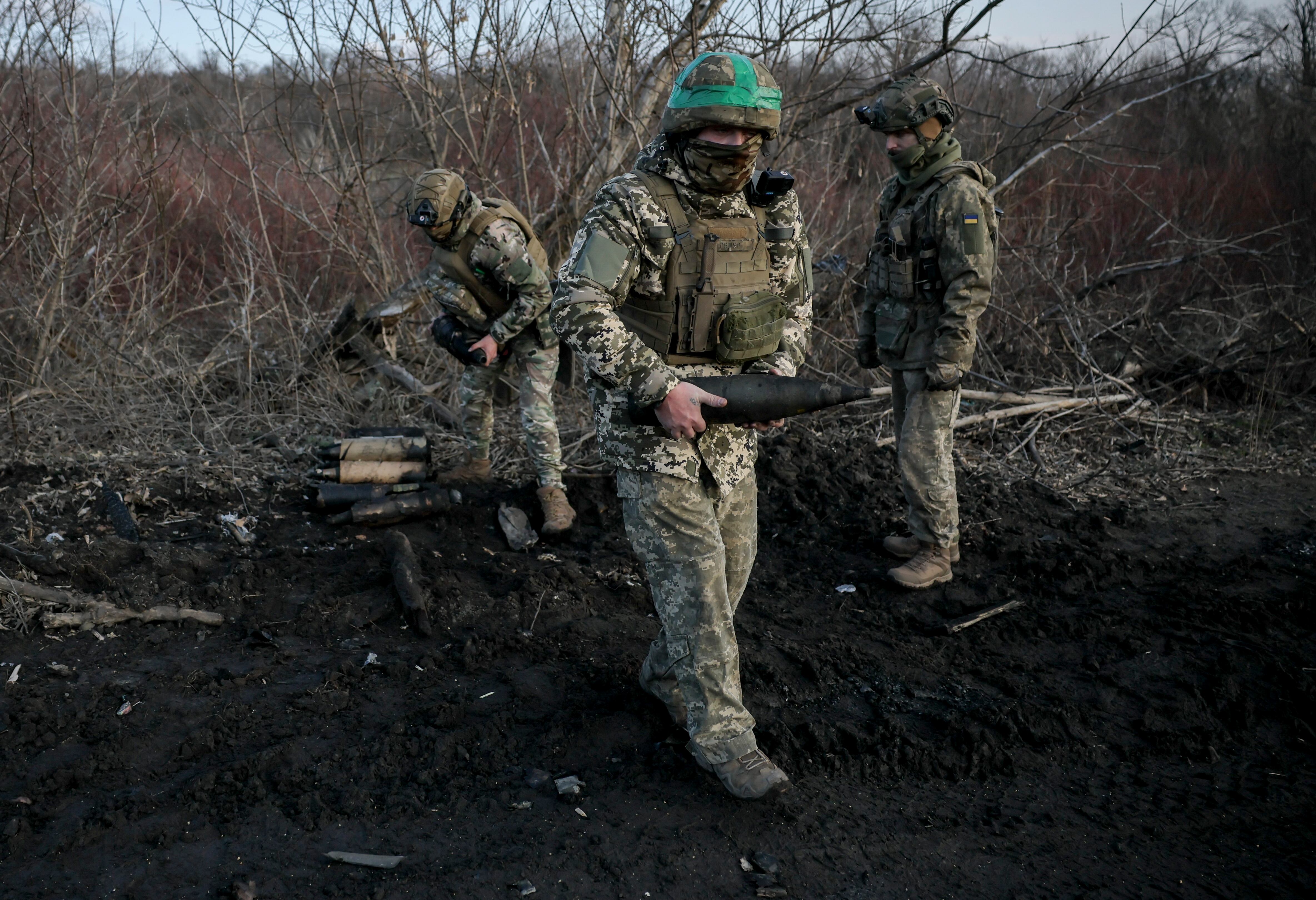 Donetsk (Ucrania), 12/01/2025.- Militares del grupo de suministro de ingenieros de la 24ª Brigada Mecanizada limpiando la vía logística a la ciudad de Chasiv Yar.