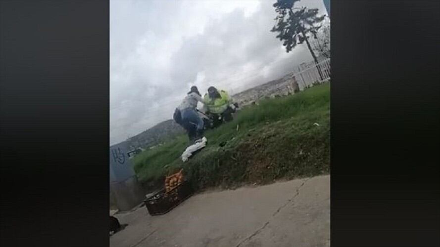 El hecho se registró al mediodía, de este primero de julio, en el semáforo de la Avenida Colón con Calle 21. . Foto: Captura video