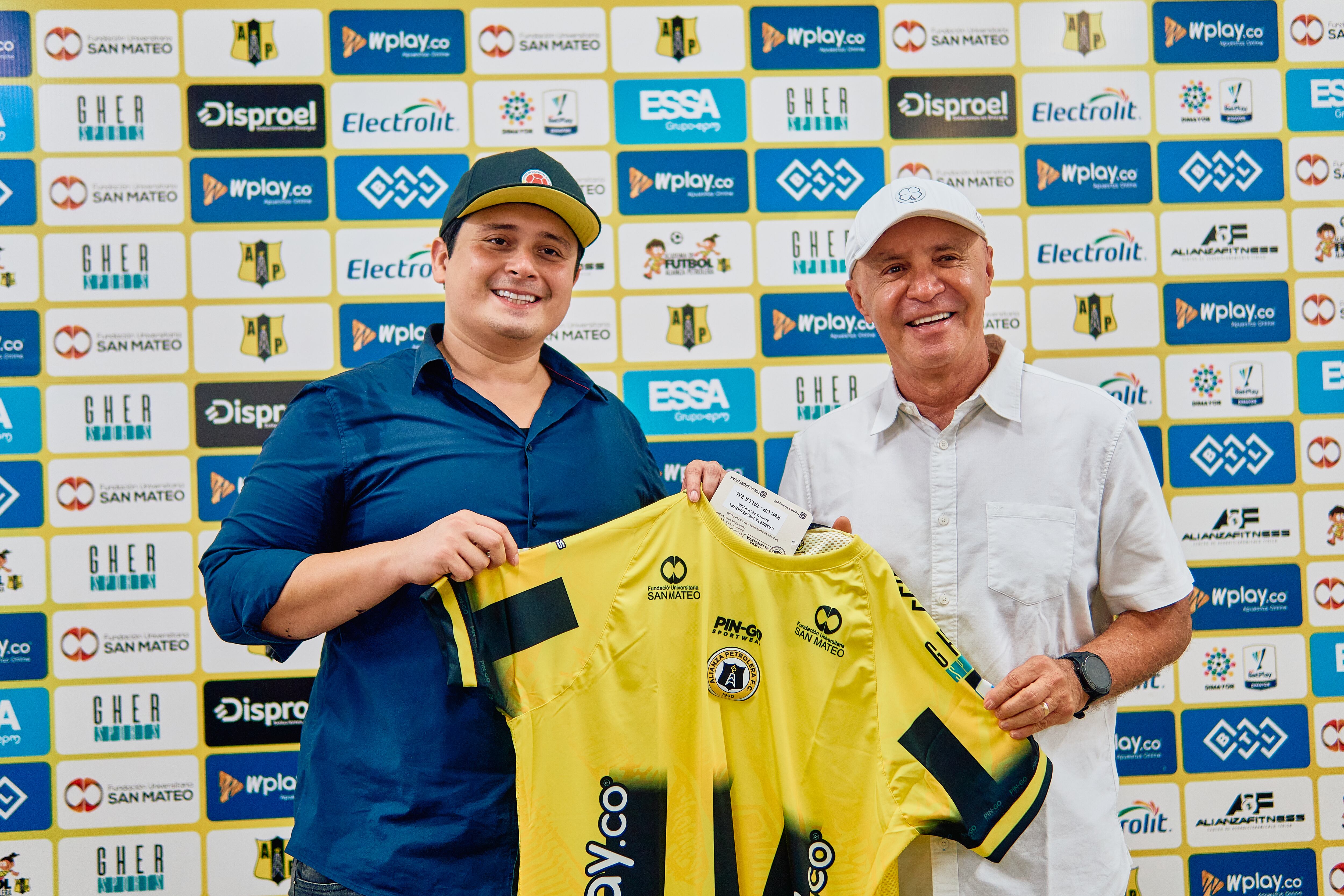 Jonathan Vásquez, alcalde de Barrancabermeja y Carlos Orlando Ferreira, presidente Alianza Petrolera | Foto: Alcaldía de Barrancabermeja