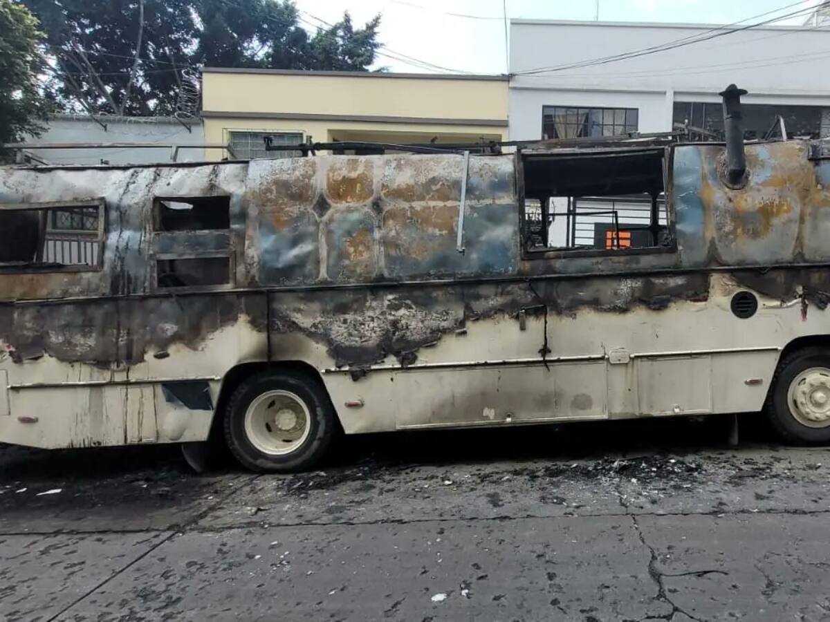 Incineran un bus convertido en casa rodante en Cali