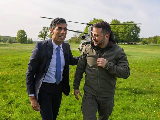 Foto: El primer ministro británico, Rishi Sunak , con el presidente ucraniano, Volodimir Zelensky, a su llegada a la residencia de Chequers, este lunes. EFE/ Simon Dawson