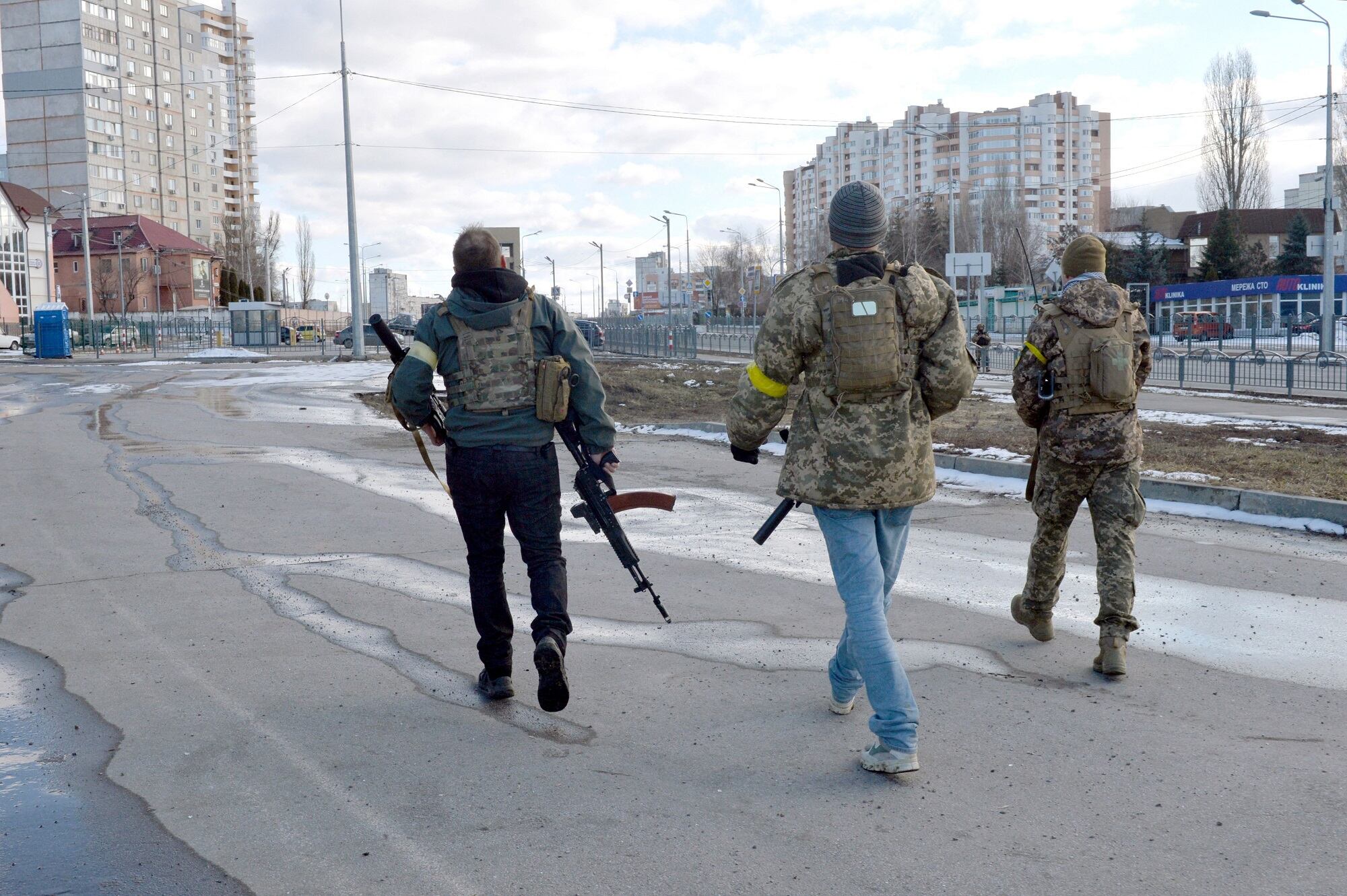 Combatientes de Defensa Territorial de Ucrania patrullan las calles después de la pelea en Kharkiv, Ucrania