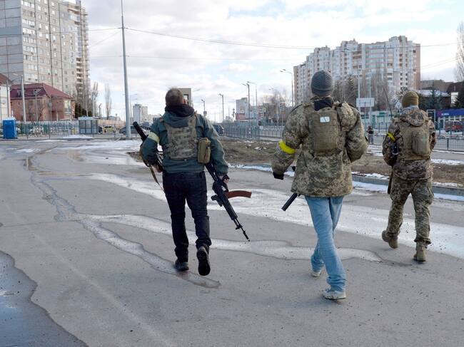 Combatientes de Defensa Territorial de Ucrania patrullan las calles después de la pelea en Kharkiv, Ucrania