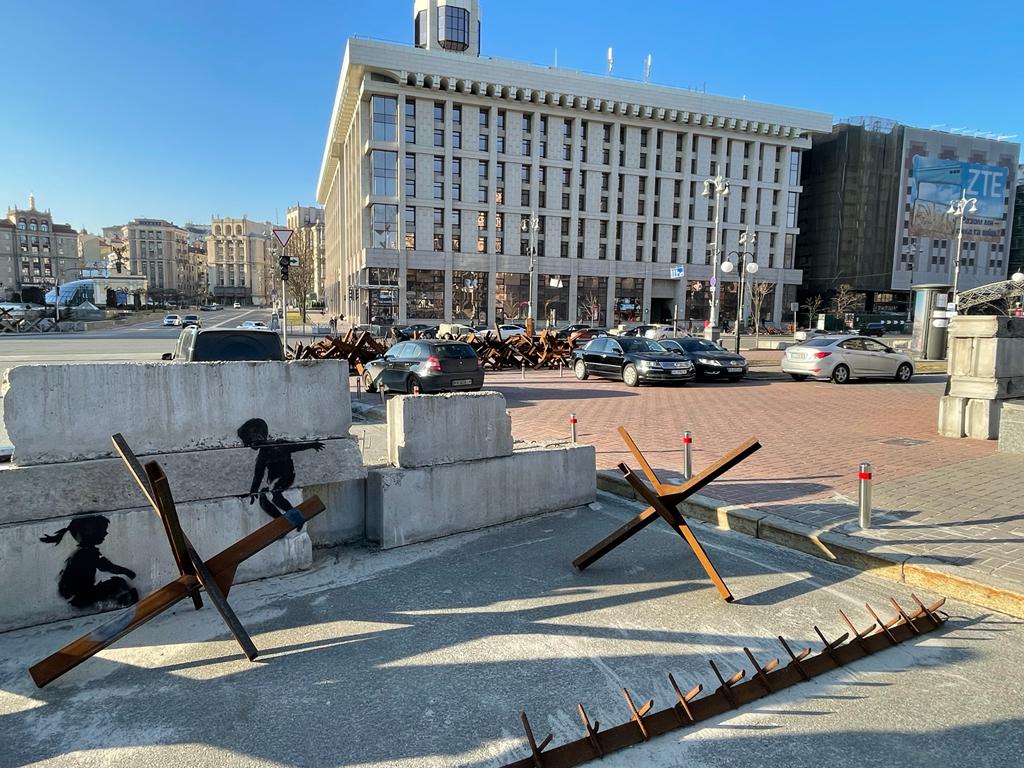 El estencil de 2 niños jugando es atribuido a Banksy, el artista británico cuya identidad permanece anónima