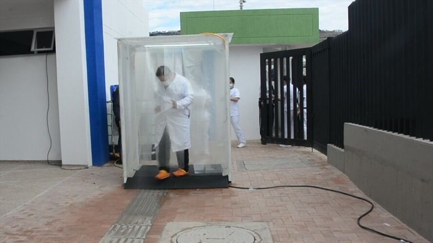 Los túneles tienen capacidad de rociar desinfectante a 10 o 20 personas por minuto.. Foto: Hospital Local de Tunja