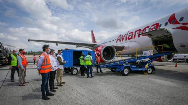 Daniel Quintero propuso jugar el chance con el número del vuelo que llevó las vacunas a Medellín. Foto: Twitter: @AlcaldiaDeMed