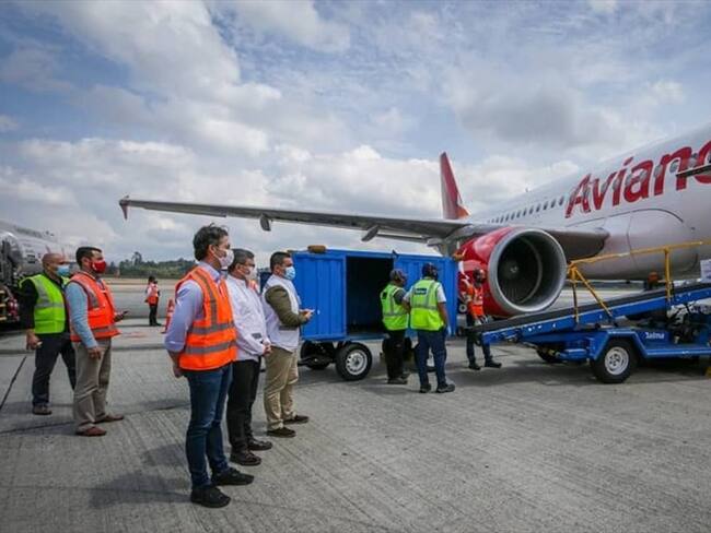 Daniel Quintero propuso jugar el chance con el número del vuelo que llevó las vacunas a Medellín. Foto: Twitter: @AlcaldiaDeMed