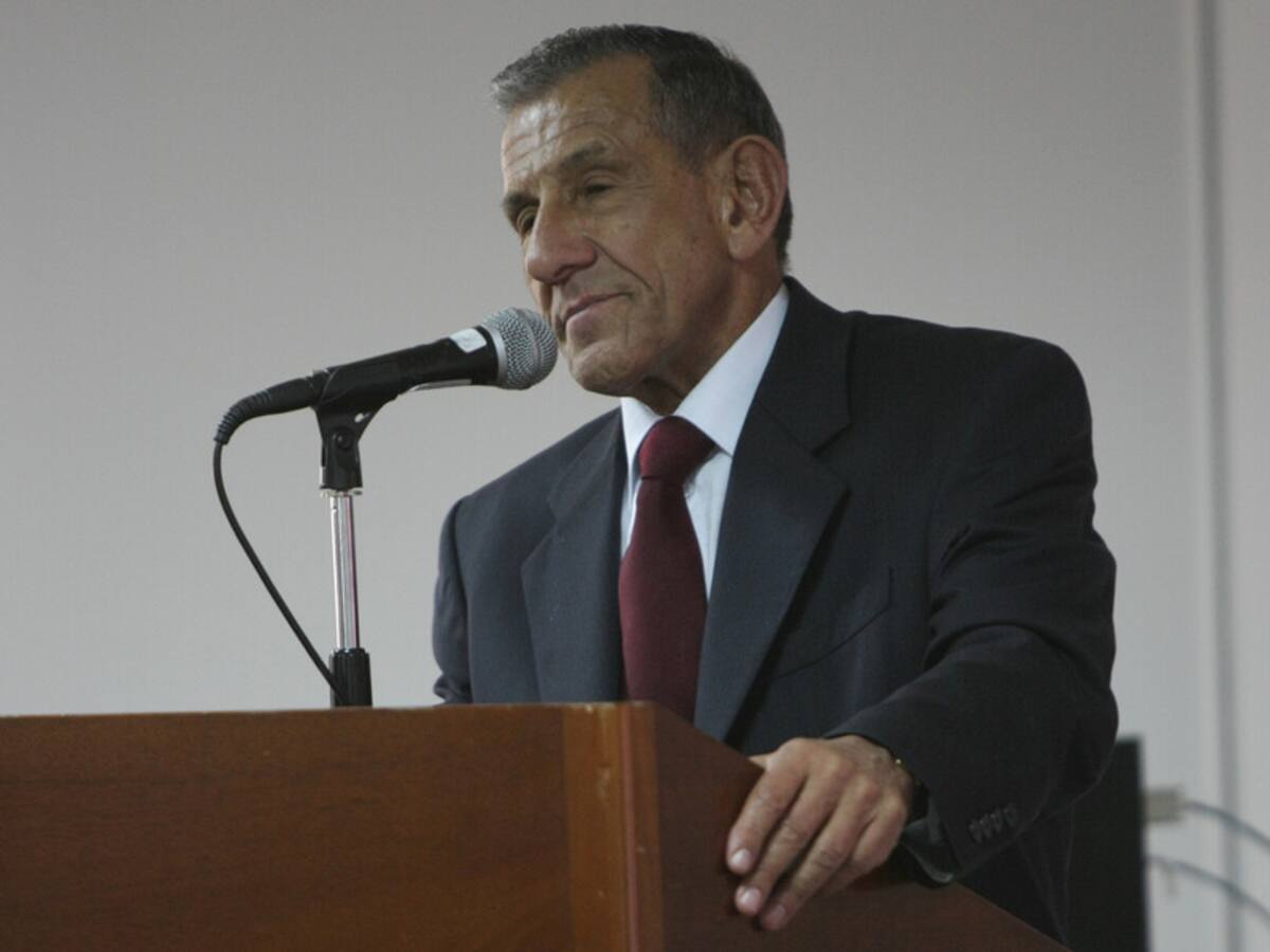 No se pueden adoptar decisiones en política exterior y menos a la madrugada: Excanciller Paredes