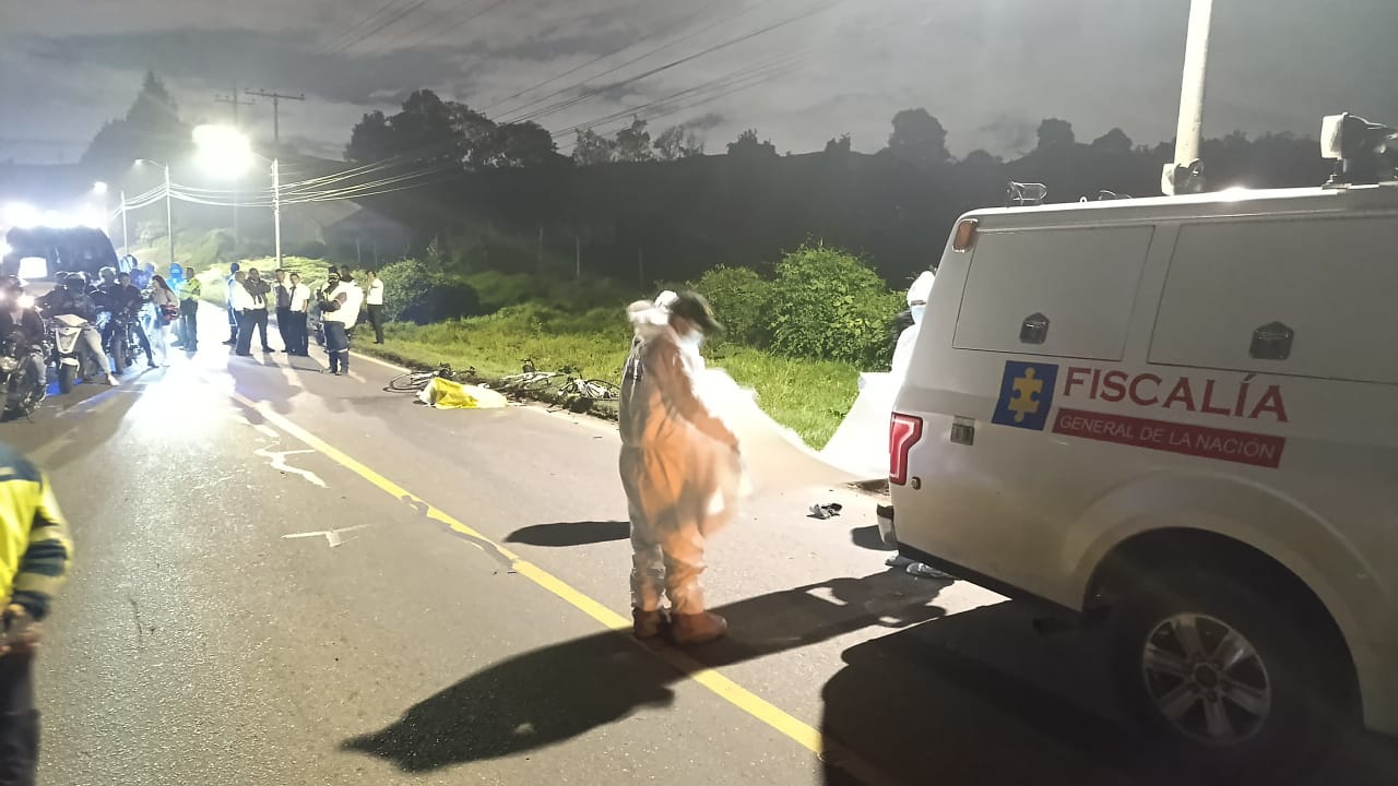 Miembros de la Fiscalía levantan el cuerpo de una ciclista arrollada en la vía Soacha-Sibaté. (Bomberos de Cundinamarca)