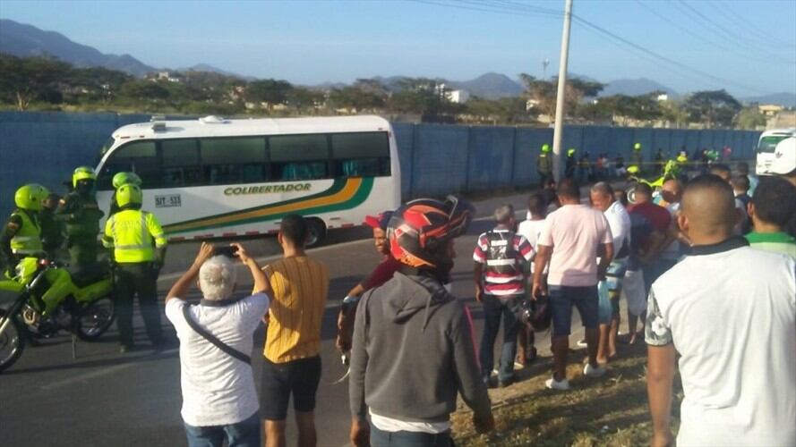Ataque sicarial en bus dejó dos personas muertas en Santa Marta. Foto: Cortesía Seguimiento.co