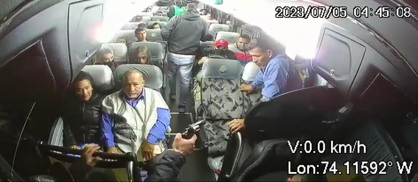 Atraco masivo a bus intermunicipal en Bogotá, Foto: Captura de pantalla de video suministrado.