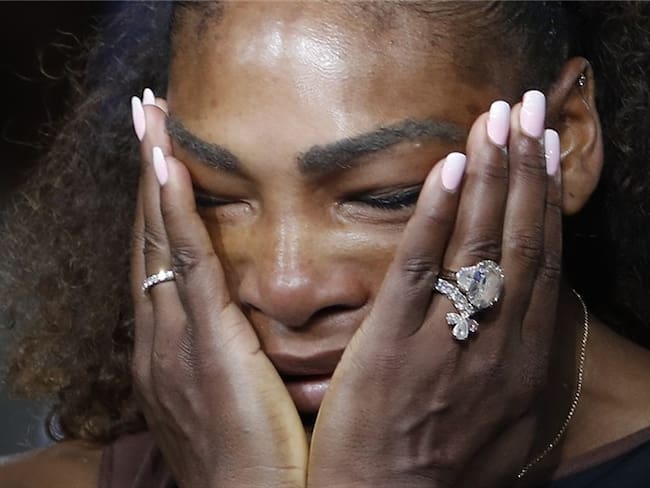 Serena Williams le gritó al árbitro: &quot;has atacado mi carácter, esto está mal (...) Me debes una disculpa (...) Eres un mentiroso. Eres un ladrón, me has robado un punto&quot;. Foto: Associated Press - AP