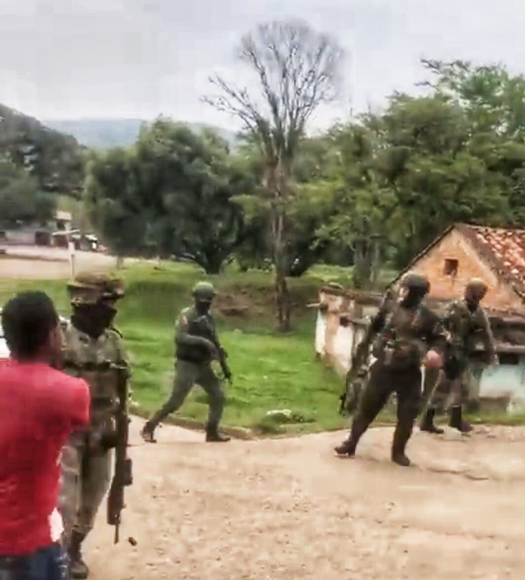 La población confrontó airadamente a la Fuerza Pública para que abandonara esta zona que es de importancia para este grupo armado. Crédito: Ejército Nacional.