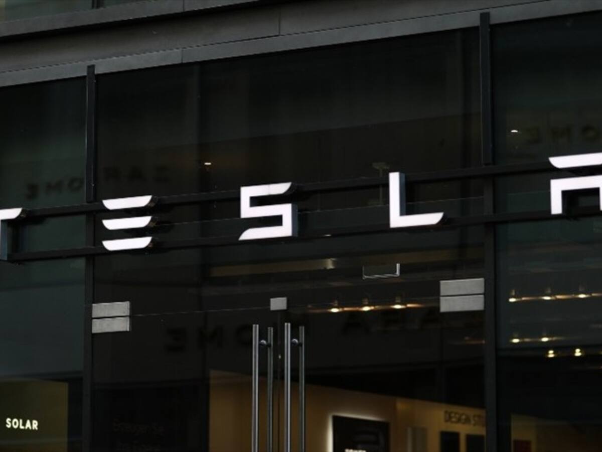 Tesla deberá pagar millonaria indemnización a exempleado afroamericano