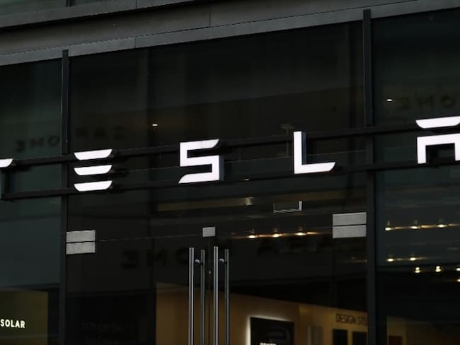 Foto de referencia del logo de la empresa Tesla. Foto: Getty Images/Jeremy Moeller