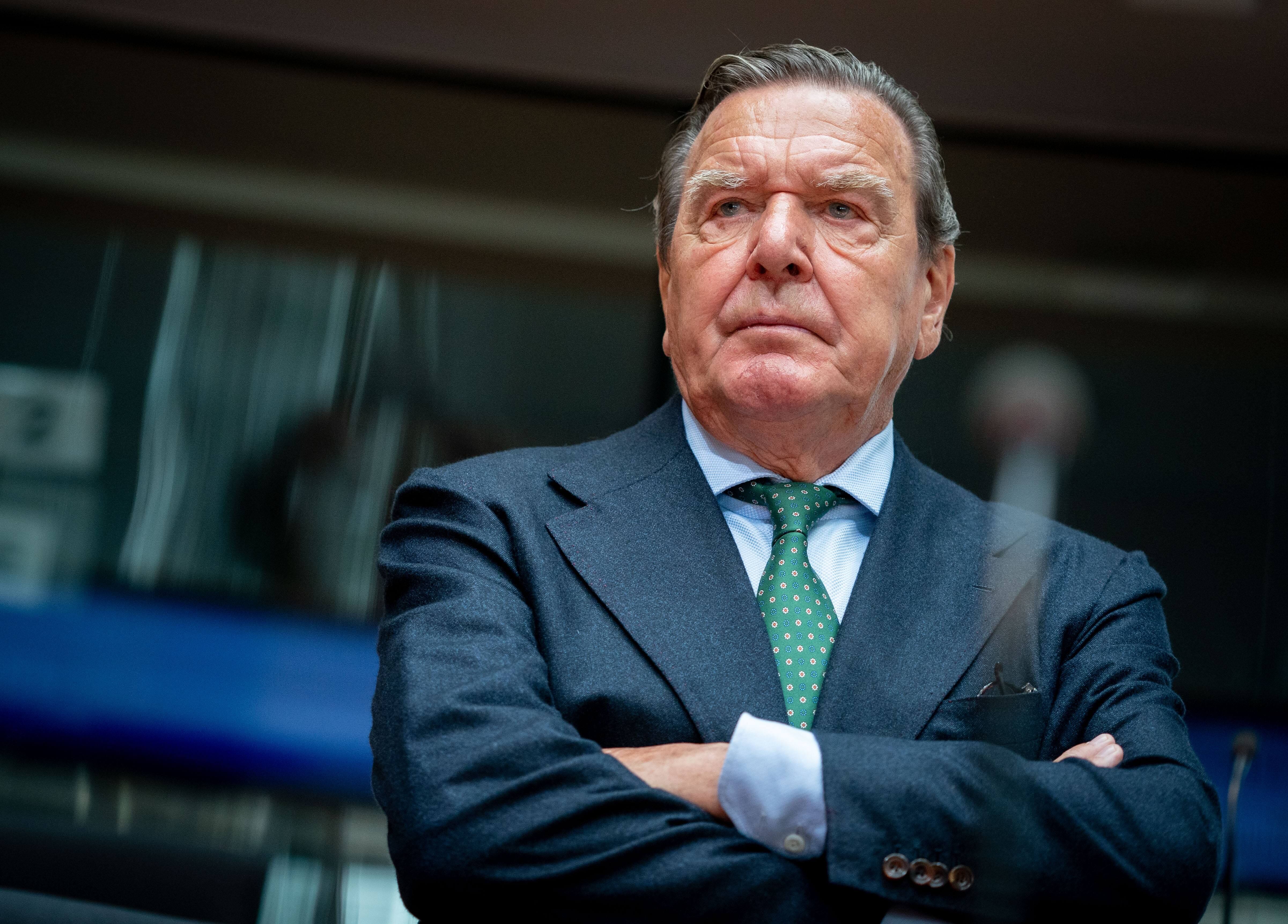 Gerhard Schröder, ex canciller alemán y actual jefe de la Junta Administrativa de Nord Stream 2, esperando el inicio de la audiencia en el Comité Económico del Bundestag sobre el proyecto de tubería Nord Stream 2 en la sala de conferencias. Foto: Kay Nietfeld/dpa (Foto de Kay Nietfeld/Picture Alliance vía Getty Images)