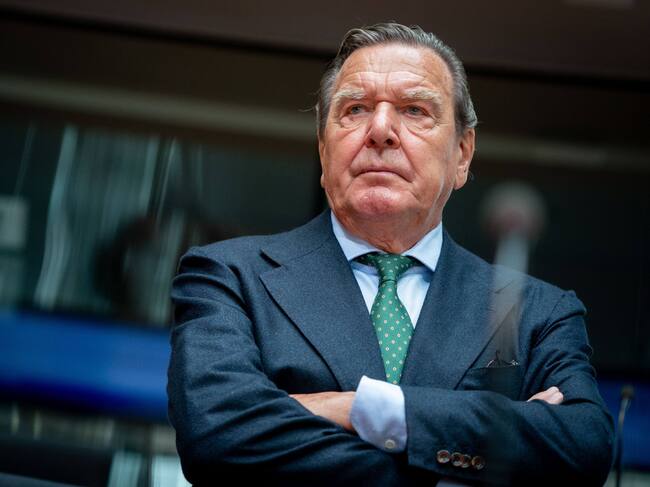 Gerhard Schröder, ex canciller alemán y actual jefe de la Junta Administrativa de Nord Stream 2, esperando el inicio de la audiencia en el Comité Económico del Bundestag sobre el proyecto de tubería Nord Stream 2 en la sala de conferencias. Foto: Kay Nietfeld/dpa (Foto de Kay Nietfeld/Picture Alliance vía Getty Images)