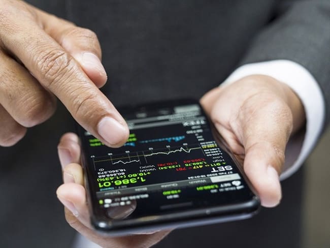 Esteban Peñaloza, cofundador de TRII, explicó en Sigue La W de qué se trata la aplicación para comprar y vender acciones en la bolsa de valores del país. . Foto: Colprensa