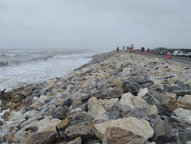Fuertes olas amenazan estabilidad del Km19 en la vía Ciénaga- Barranquilla. Foto: W Radio