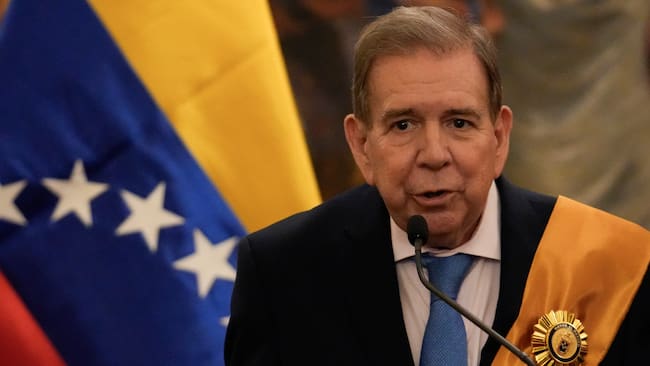 AME4924. LIMA (PERÚ), 29/01/2025.- El líder antichavista Edmundo González Urrutia habla este miércoles, en la municipalidad de Lima (Perú). Urrutia, recibió este miércoles la llave de la ciudad de Lima de manos del alcalde de la capital peruana, Rafael López Aliaga, quien reconoció "su pelea y coraje". EFE/ John Reyes Mejía