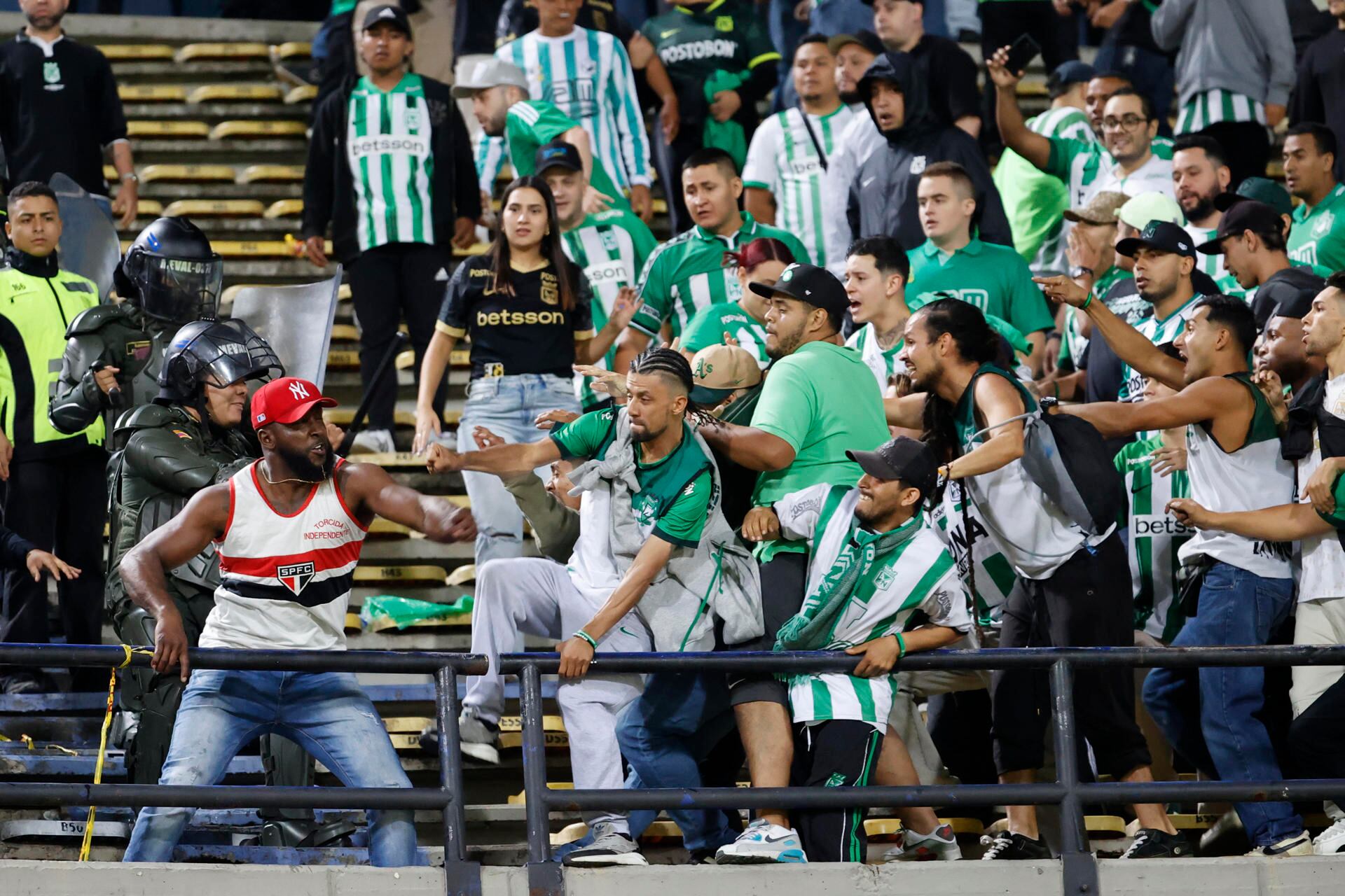 Hinchas de Atlético Nacional y São Paulo se enfrentaron en el estadio Atanasio Girardot en Medellín. EFE/Mauricio Dueñas Castañeda