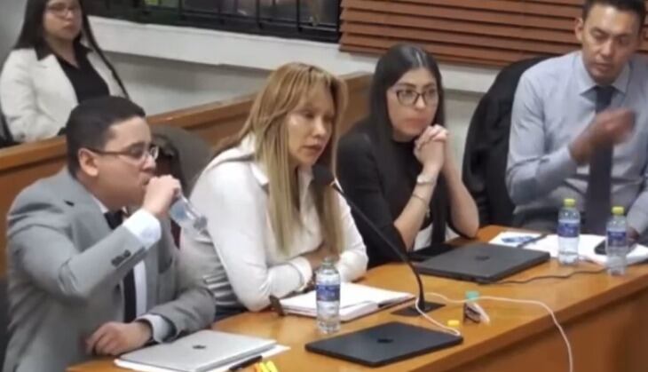 Sandra Ortíz, de blanco en el centro. Foto: captura de pantalla.