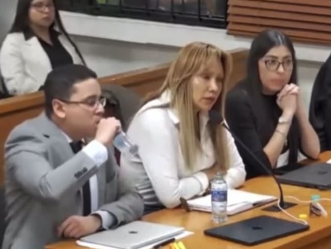 Sandra Ortíz, de blanco en el centro. Foto: captura de pantalla.