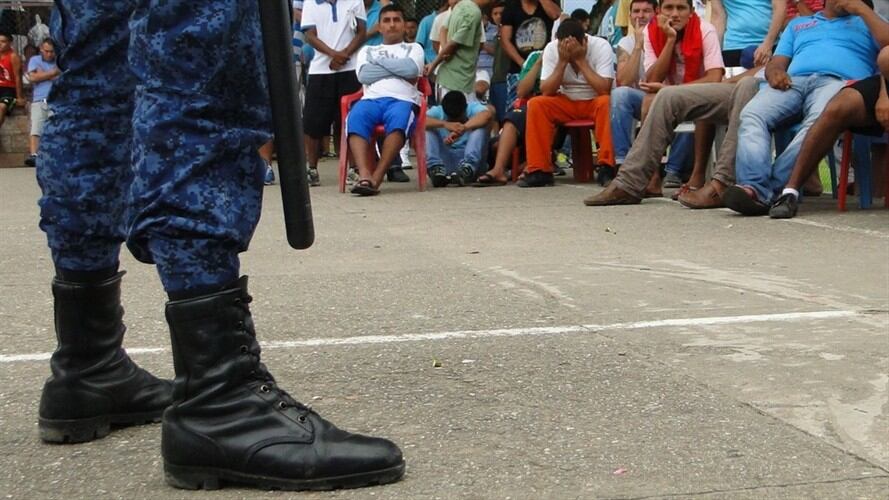 Agente del Inpec en cárcel colombiana. Foto: Colprensa: Luis Alfredo Zapata López