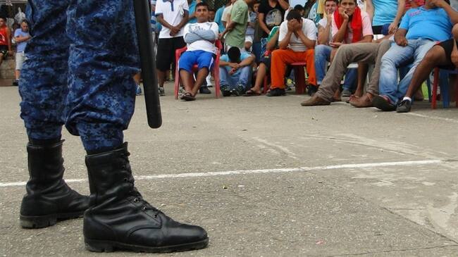Agente del Inpec en cárcel colombiana. Foto: Colprensa: Luis Alfredo Zapata López