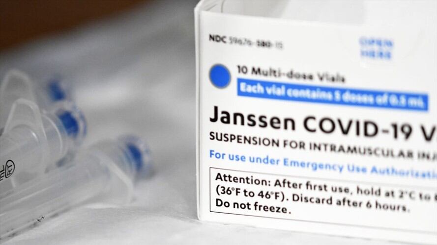 Llegará a Colombia el primer cargamento de 480.000 vacunas contra el COVID-19 de Janssen, la filial de Jonhson & Jonhson. Foto: Getty Images / PAUL HENNESSY