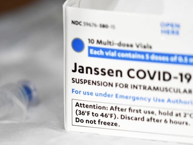 Llegará a Colombia el primer cargamento de 480.000 vacunas contra el COVID-19 de Janssen, la filial de Jonhson & Jonhson. Foto: Getty Images / PAUL HENNESSY