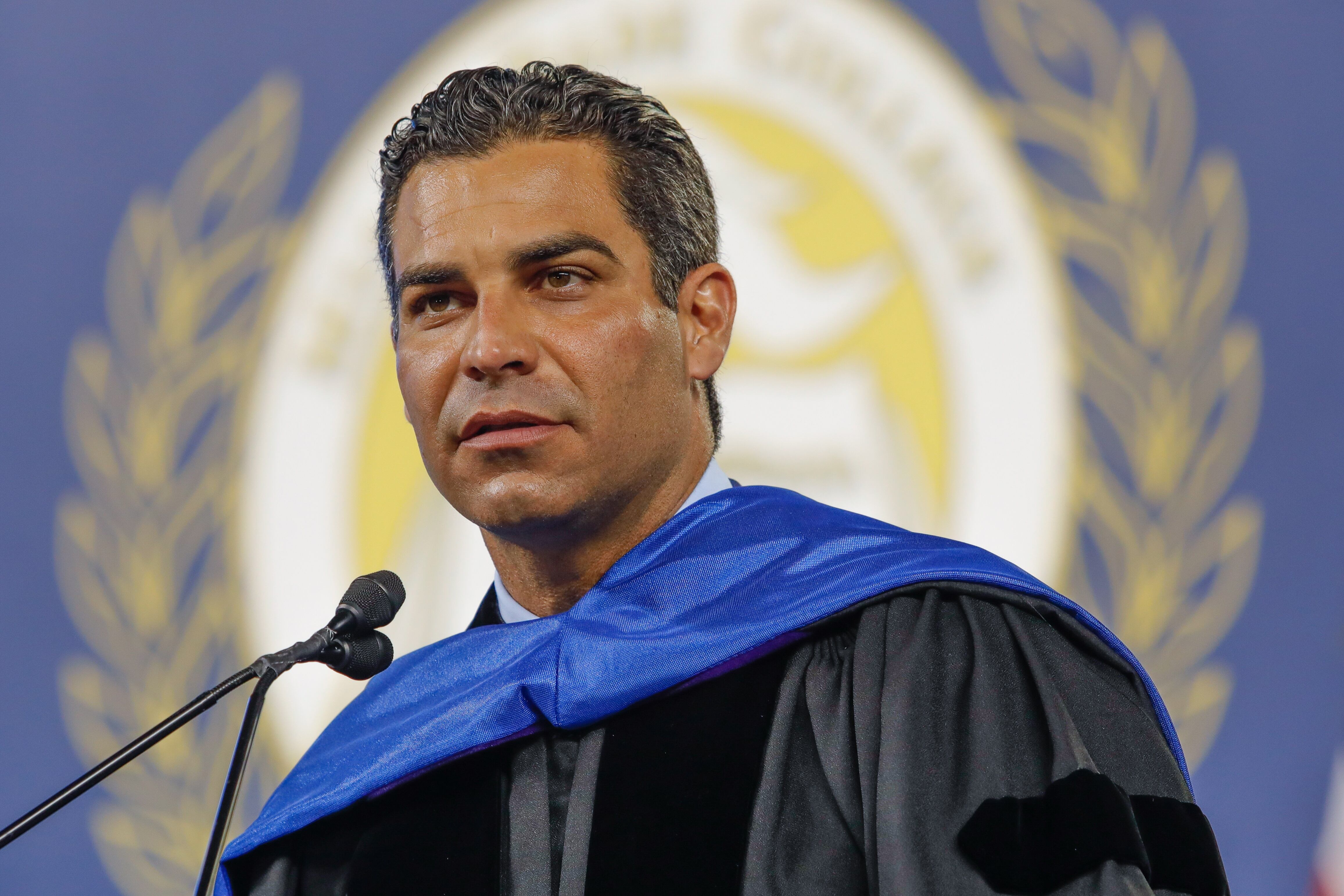 Fotografía de archivo fechada el 1 de mayo de 2021 donde aparece el alcalde de Miami, Francis Suárez, durante el evento de graduación de la universidad del Miami Dade College (MDC) en Miami, Florida (EEUU). EFE/Giorgio Viera /ARCHIVO